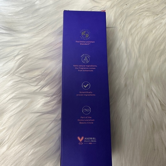 EMMA LEWISHAM
Illuminating Oil Cleanser - Picture 6 of 8